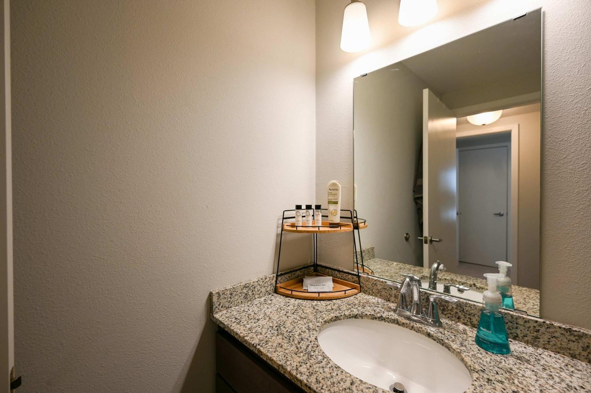 2 Bedroom Brand New Apartment Near Mayo, Park Free 羅徹斯特 外观 照片